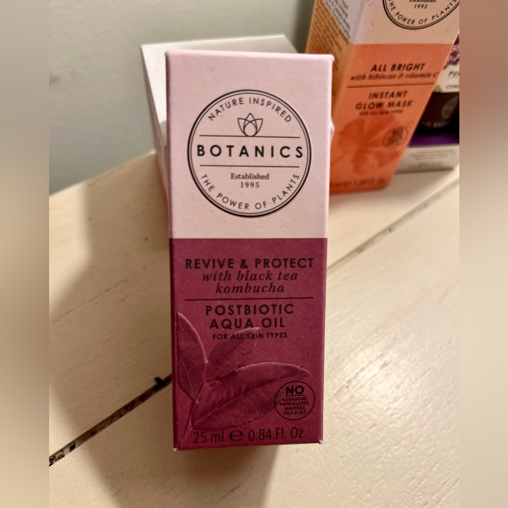 BOTANICS Postbiotic Aqua Oil with black tea kombucha
